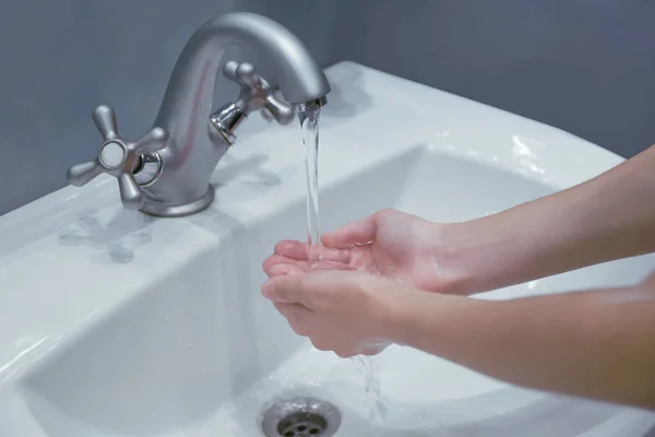 Händewaschen Badezimmer — Stockfoto