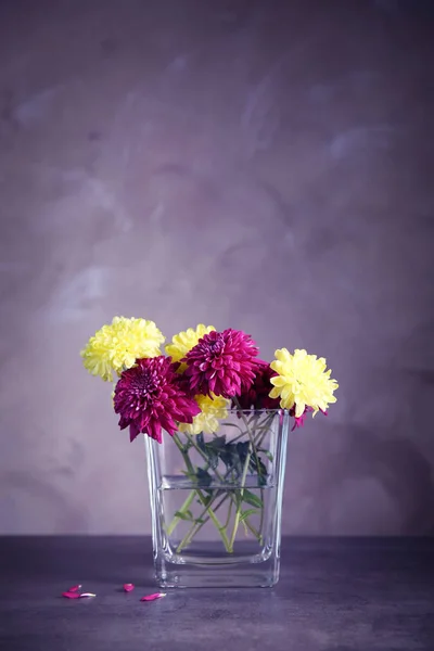 玻璃花瓶用束鲜花 — 图库照片