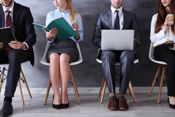 Grupo de jóvenes a la espera de una entrevista en interiores — Foto de Stock