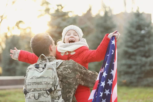 Солдат США обіймати його дочка на відкритому повітрі — стокове фото