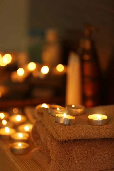 Красивая композиция зажженных свечей — стоковое фото