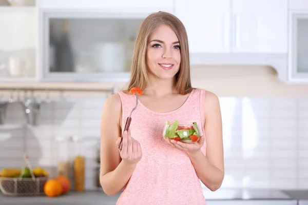 Mulher comendo salada — Fotografia de Stock