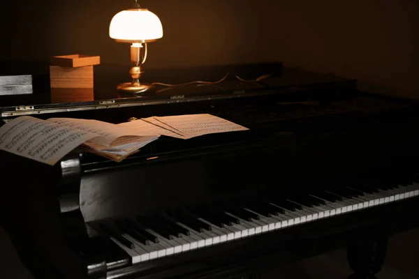 Svart piano, närbild — Stockfoto