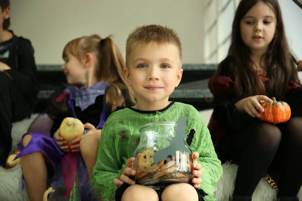 Bambini carini che festeggiano Halloween — Foto Stock