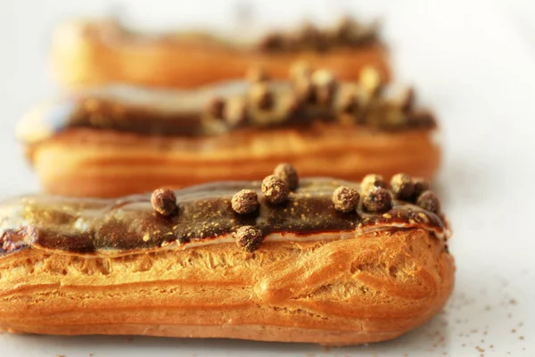 Heerlijke eclairs op witte plaat — Stockfoto