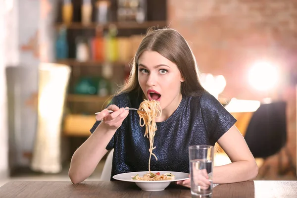 Kvinna som äter Pasta — Stockfoto