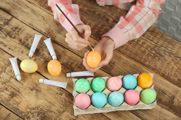 Mujer pintando huevos de Pascua — Foto de Stock