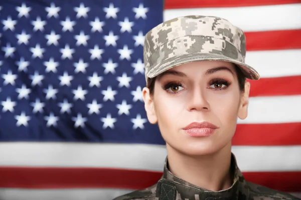 Porträt Einer Soldatin Mit Flagge Hintergrund — Stockfoto
