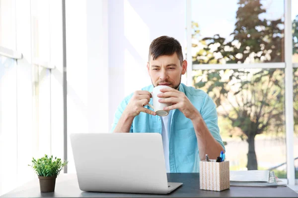 男子喝咖啡 — 图库照片
