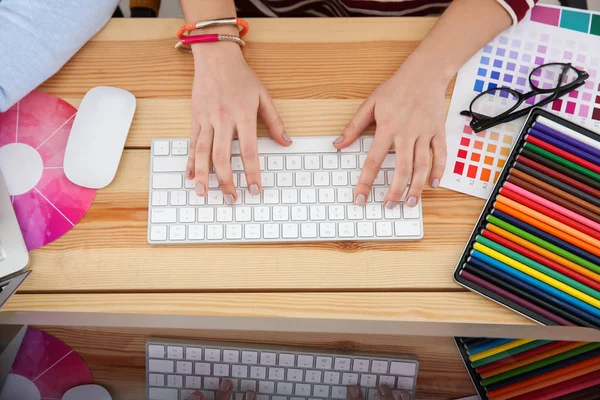 Manos femeninas escribiendo en el teclado —  Fotos de Stock