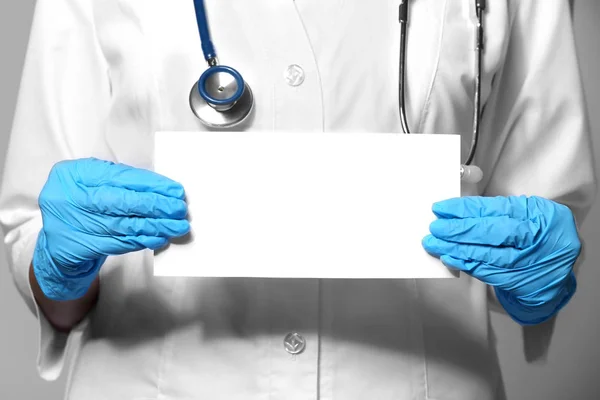 Medico in possesso di carta bianca — Foto Stock