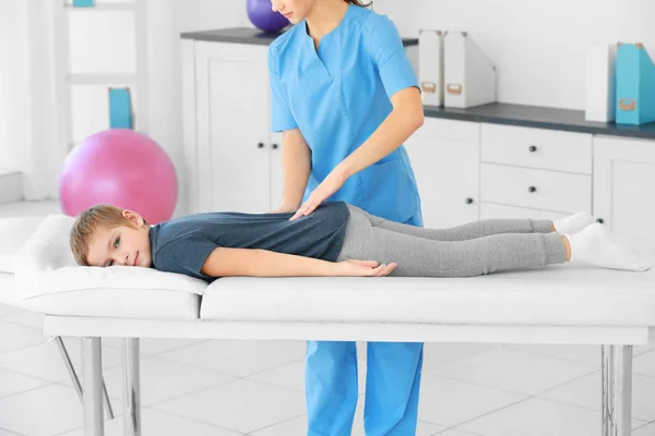 Fisioterapeuta que trabalha com paciente na clínica — Fotografia de Stock