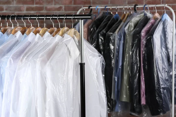Ständer mit sauberer Kleidung — Stockfoto