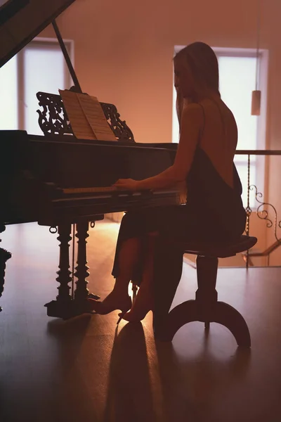 Donna che suona il pianoforte — Foto Stock