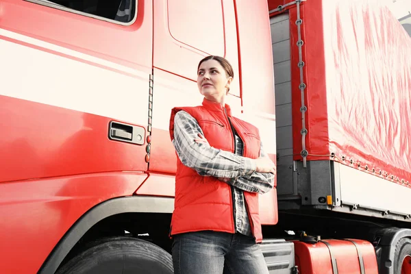 Jonge Vrouwelijke Bestuurder Buurt Van Grote Moderne Vrachtwagen Buitenshuis — Stockfoto