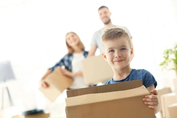 Niño feliz con caja — Foto de Stock