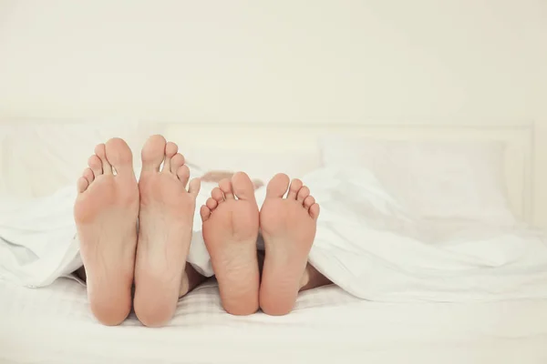 Casais pés na cama — Fotografia de Stock