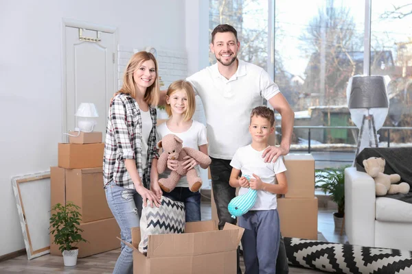 Familie staande in New Home — Stockfoto