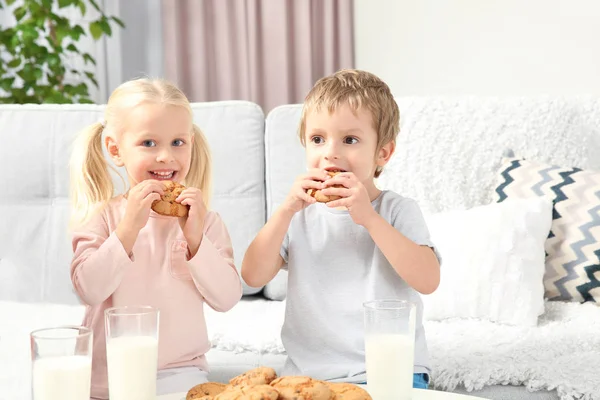 Gyerek Eszik Cookie Otthon — Stock Fotó