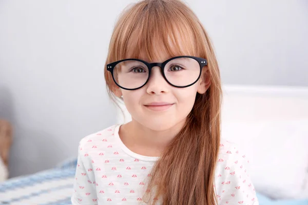 Nettes Kleines Mädchen Mit Brille — Stockfoto