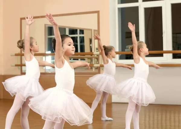 Groep van mooie meisjes voor het beoefenen van ballet in klasse — Stockfoto