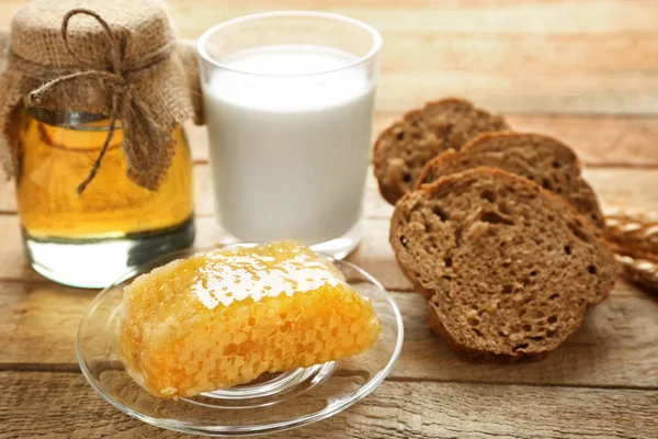 Composition with milk, honey, bread and honeycomb — Stock Photo, Image