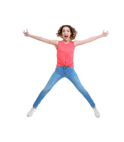 Радостная молодая женщина прыгает — стоковое фото