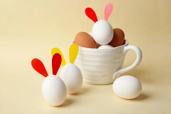 面白い内装でイースターの卵 — ストック写真