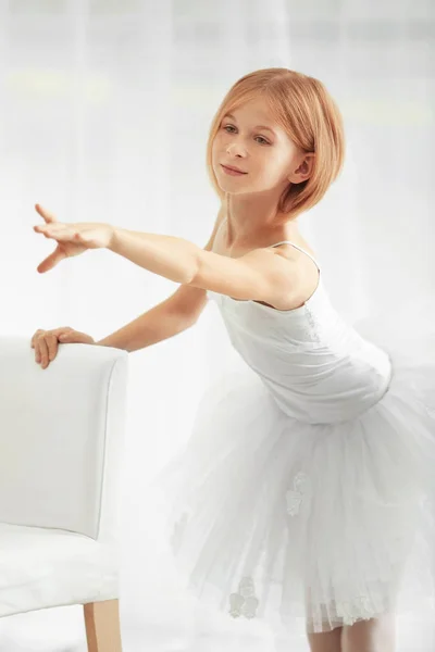 Piccola ballerina ballerina a casa — Foto Stock