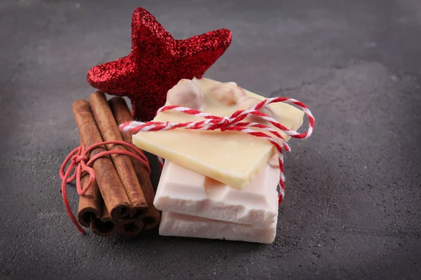 Pedaços de chocolate com paus de canela amarrados — Fotografia de Stock