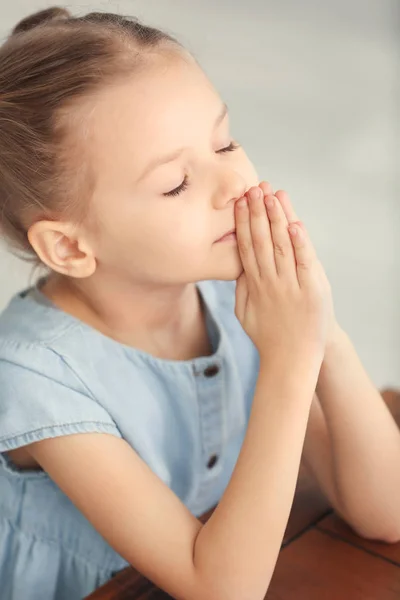 Little girl praying — Stock Photo, Image