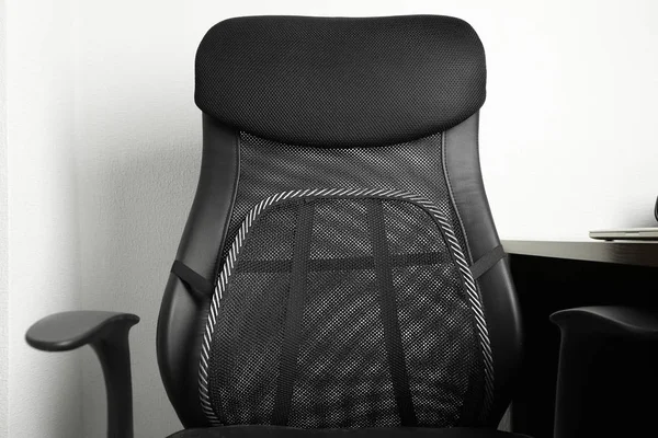 Kancelářská Židle Síťovinou Pro Opěrku Zad Bílé Stěně Pozadí — Stock fotografie