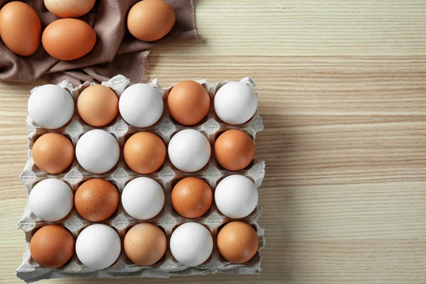 Ωμά αυγά στο πακέτο — Φωτογραφία Αρχείου