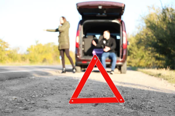 Triángulo Rojo Advertencia Carretera Asfaltada Pareja Coger Coche Carretera — Foto de Stock