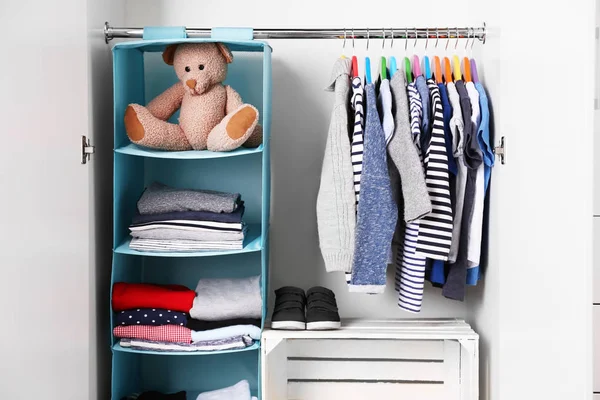 Kleiderschrank mit Kinderkleidung — Stockfoto