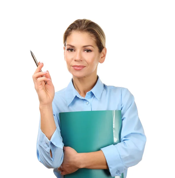 Красивая женщина с папкой и ручкой на белом фоне Лицензионные Стоковые Изображения