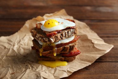 Kızarmış yumurta ile tost