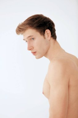 Yakışıklı genç adam.