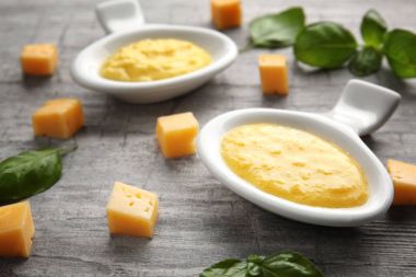 Peynir soslu et suyu tekneler