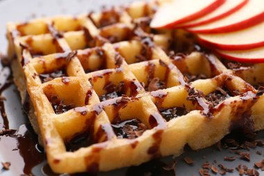 Elma dilim ile lezzetli waffle
