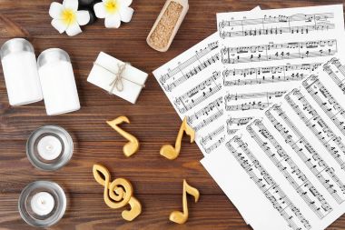 Müzik sayfaları ve spa malzemeleri 