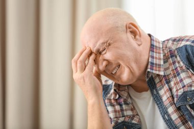 Baş ağrısı çeken son sınıf öğrencisi.  