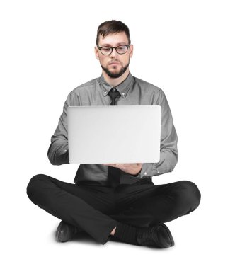 Beyaz arka plan üstünde laptop ile yakışıklı programcı
