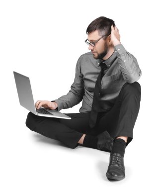 Beyaz arka plan üstünde laptop ile yakışıklı programcı