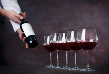 Garson şarap servisi. 