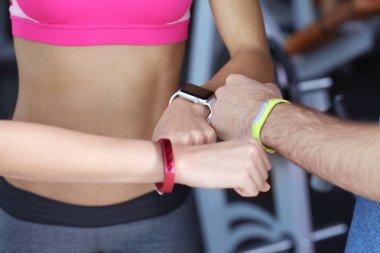 Gençlerin spor salonu, closeup kamyonetinde fitness ile eller