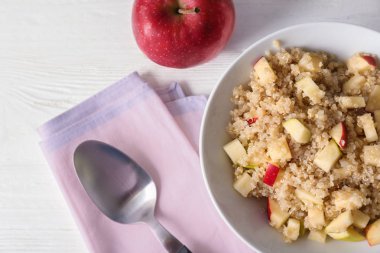 Pişmiş quinoa ile kase