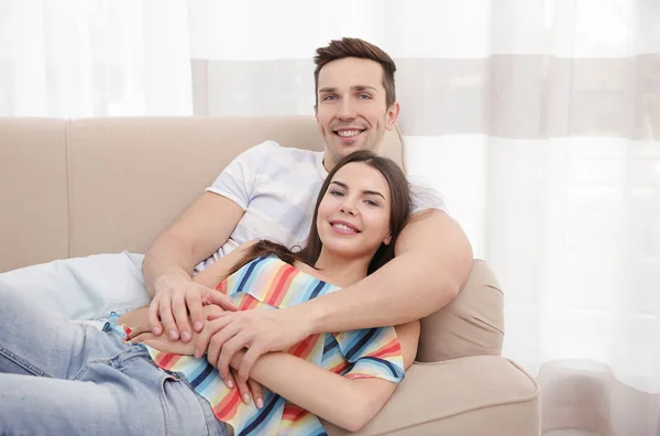 Ευτυχισμένο ζευγάρι που ξεκουράζεται στον καναπέ — Φωτογραφία Αρχείου