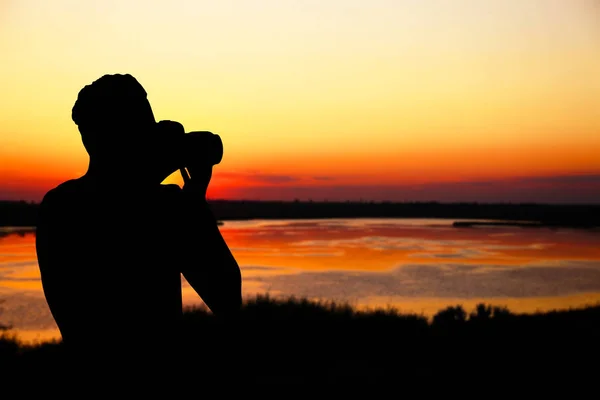 Silhouette eines professionellen Fotografen — Stockfoto