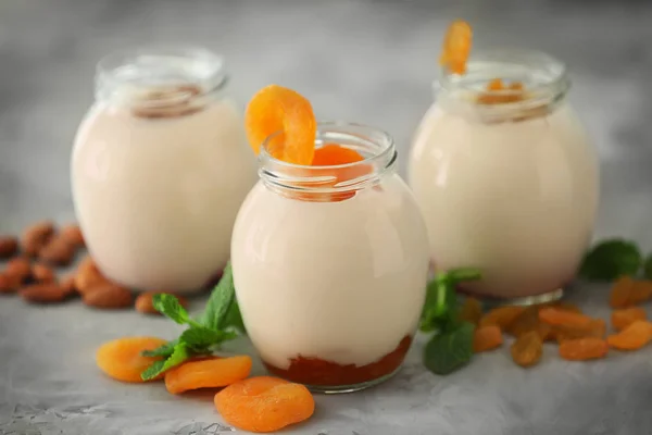Glasburkar med läckra yoghurt — Stockfoto